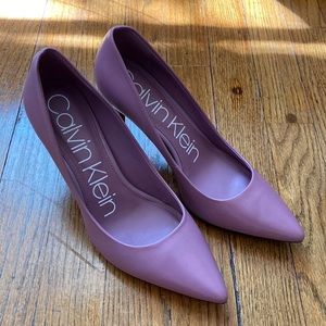 Like-new Calvin Klein mauve Gayle pumps